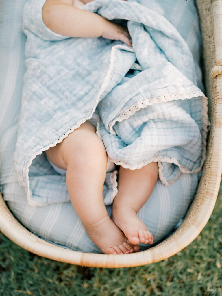 Baby basket photo cute baby feet