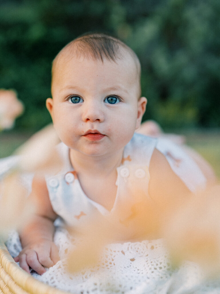 Baby basket photo baby with blue eyes